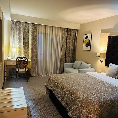 Hotel Plaza クラヨーヴァ エクステリア 写真