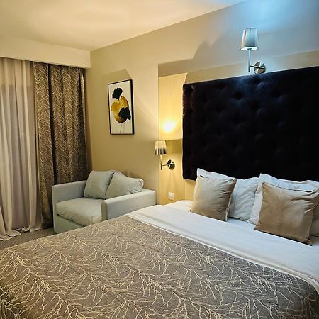 Hotel Plaza クラヨーヴァ エクステリア 写真