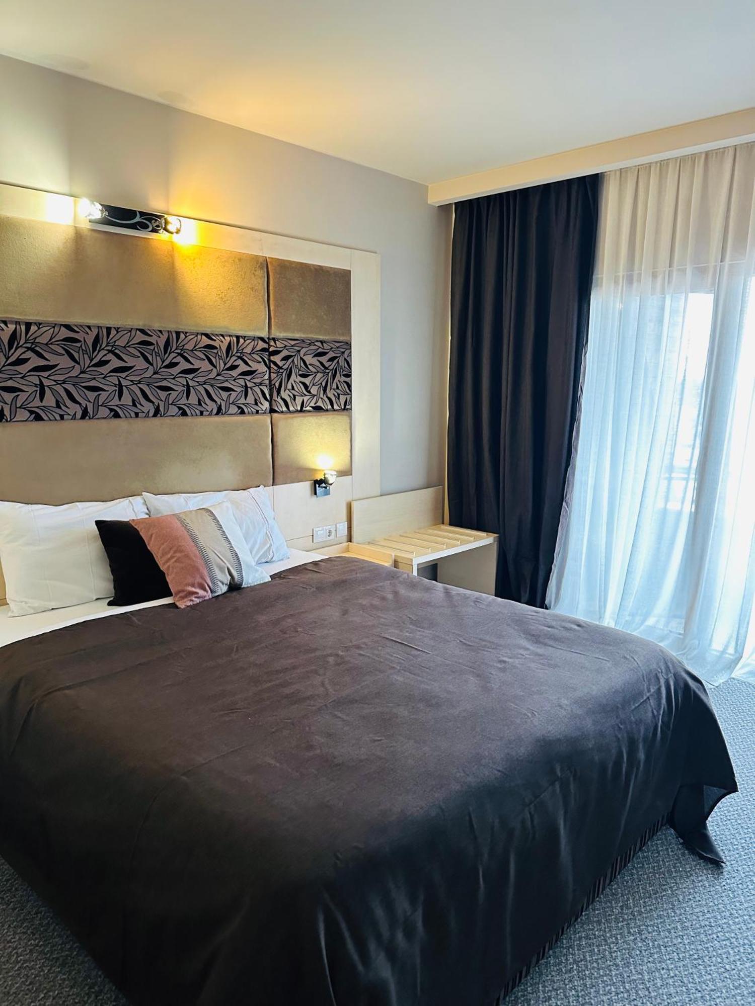 Hotel Plaza クラヨーヴァ エクステリア 写真