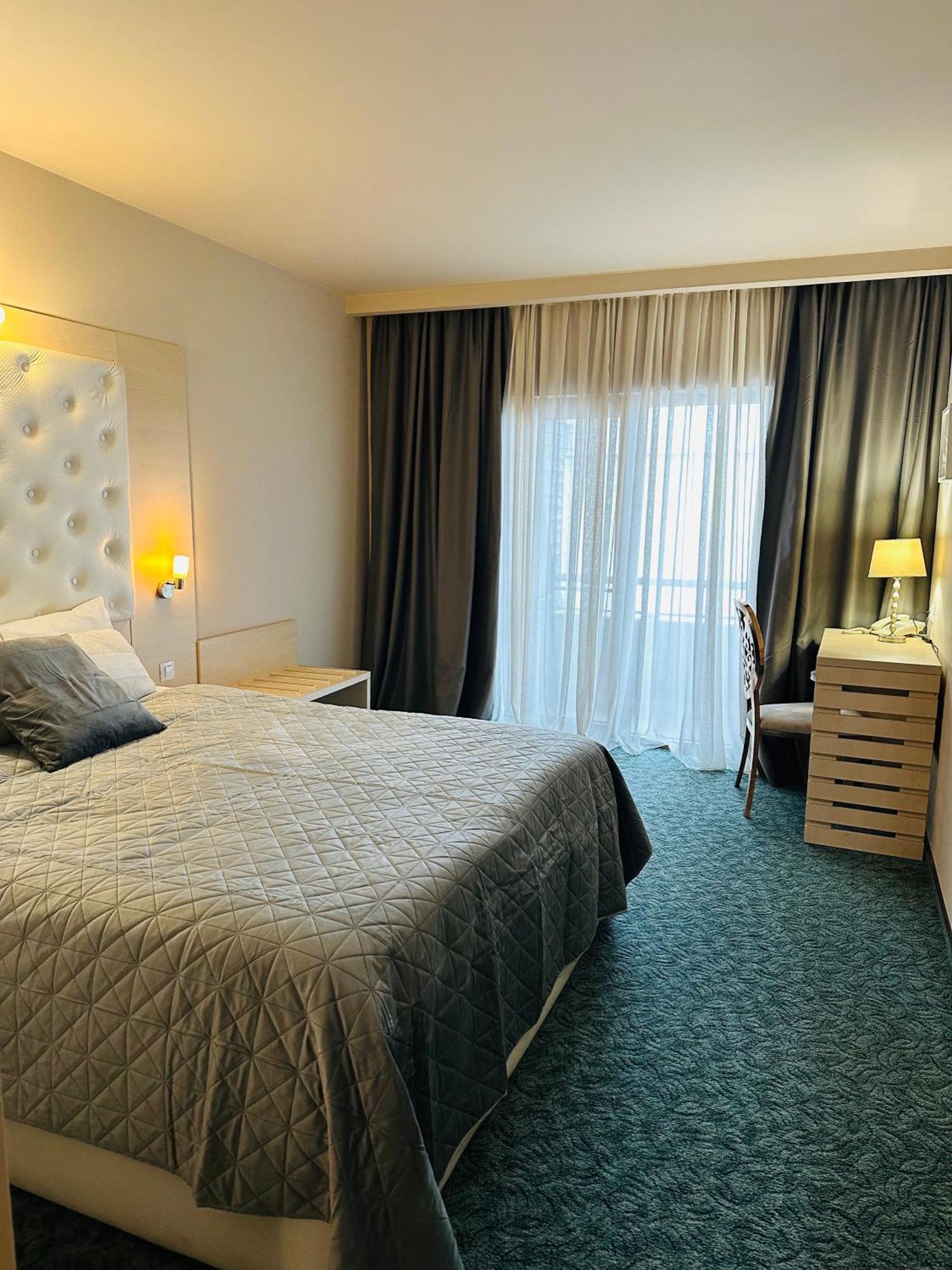 Hotel Plaza クラヨーヴァ エクステリア 写真