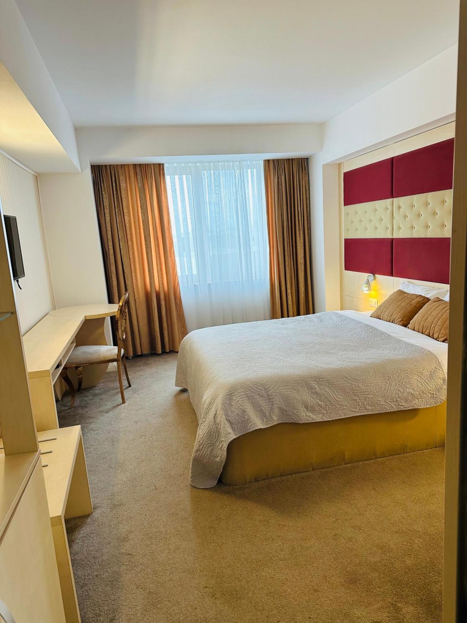 Hotel Plaza クラヨーヴァ エクステリア 写真