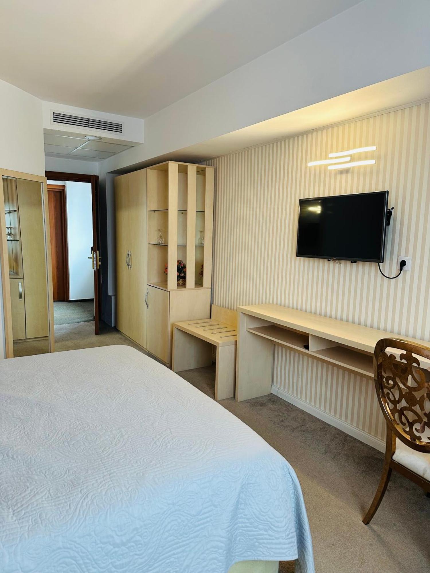 Hotel Plaza クラヨーヴァ エクステリア 写真